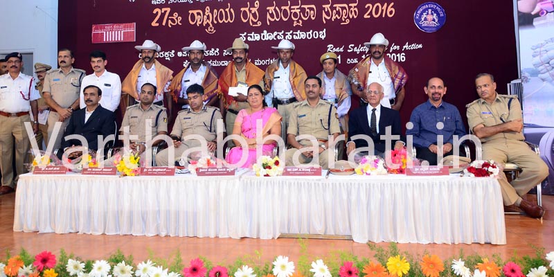 ಟ್ರಾಫಿಕ್  ಪೊಲೀಸ್ ಸಿಬ್ಬಂದಿಗಳಿಗೆ ಸನ್ಮಾನ